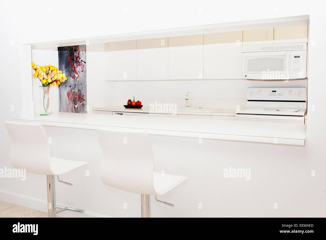 White bar stools at breakfast bar hires stock photography and images