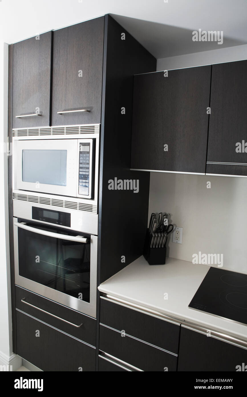 Cabinets, oven and stove in modern kitchen Stock Photo - Alamy