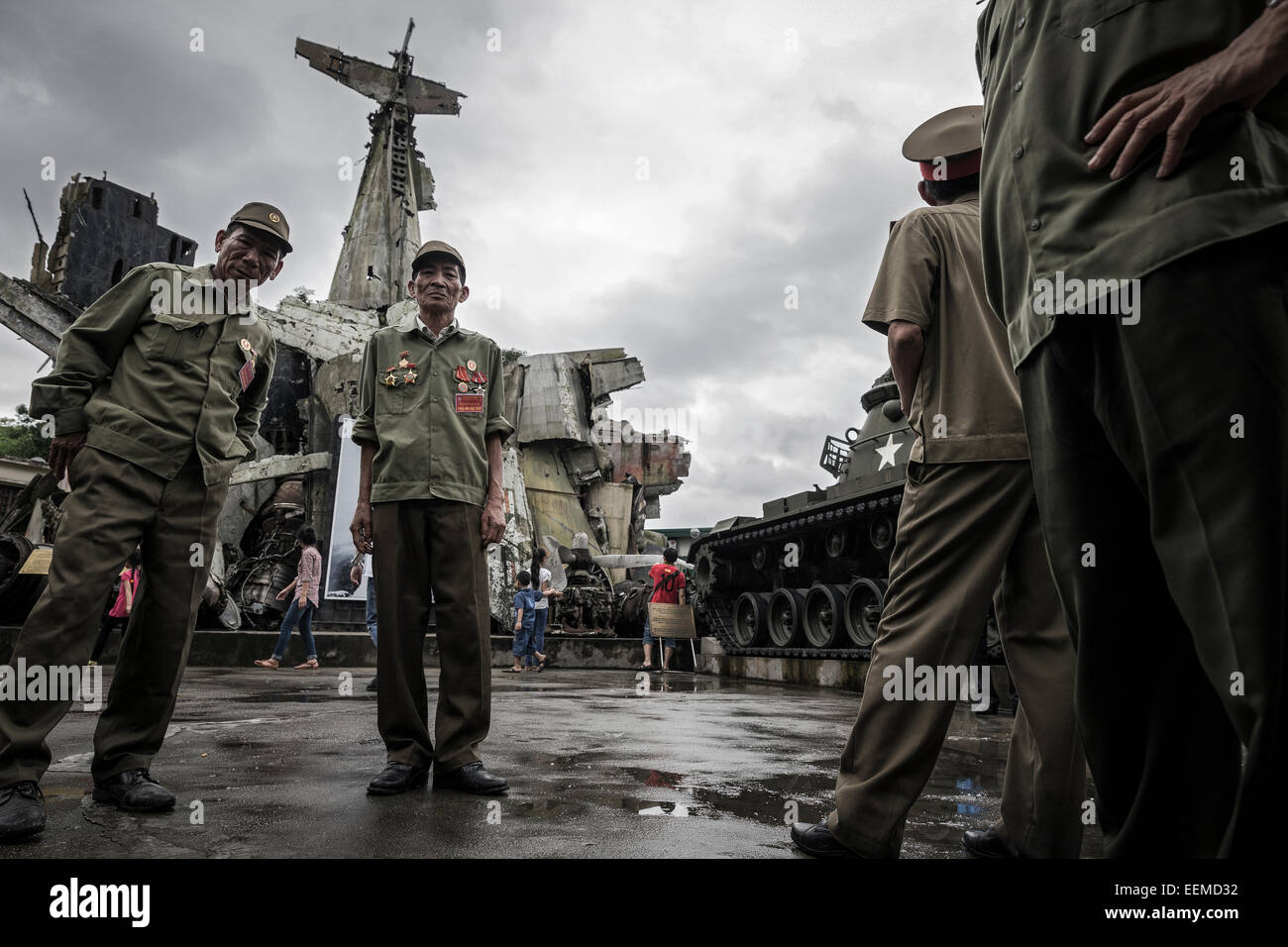 Military museum group veterans pose hi-res stock photography and images ...