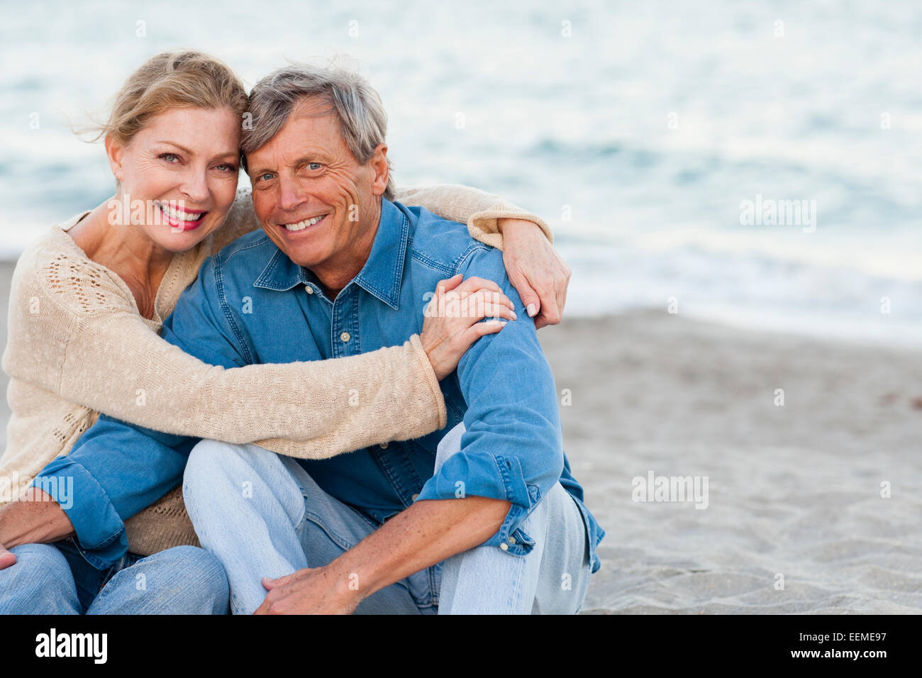 Older couple beach hi-res stock photography and images - Alamy