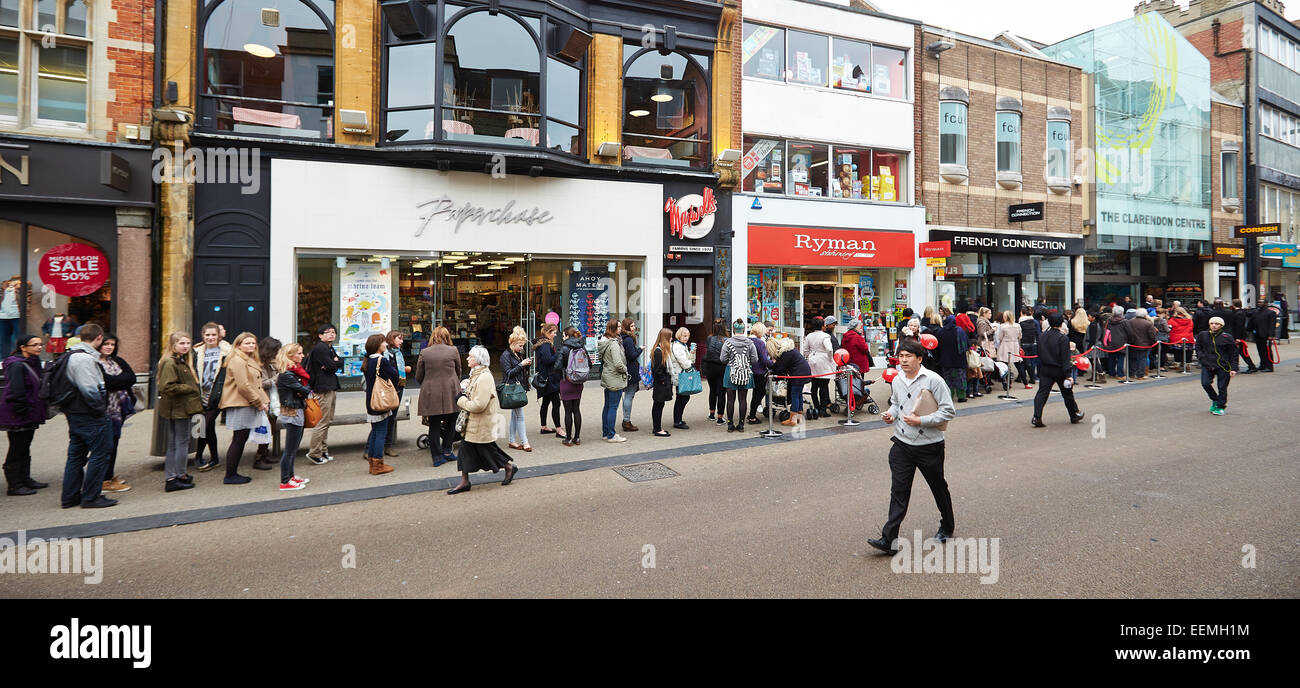 Shoppers queue for the opening of a new H&M store in the Clarendon Centre,  Oxford Stock Photo - Alamy