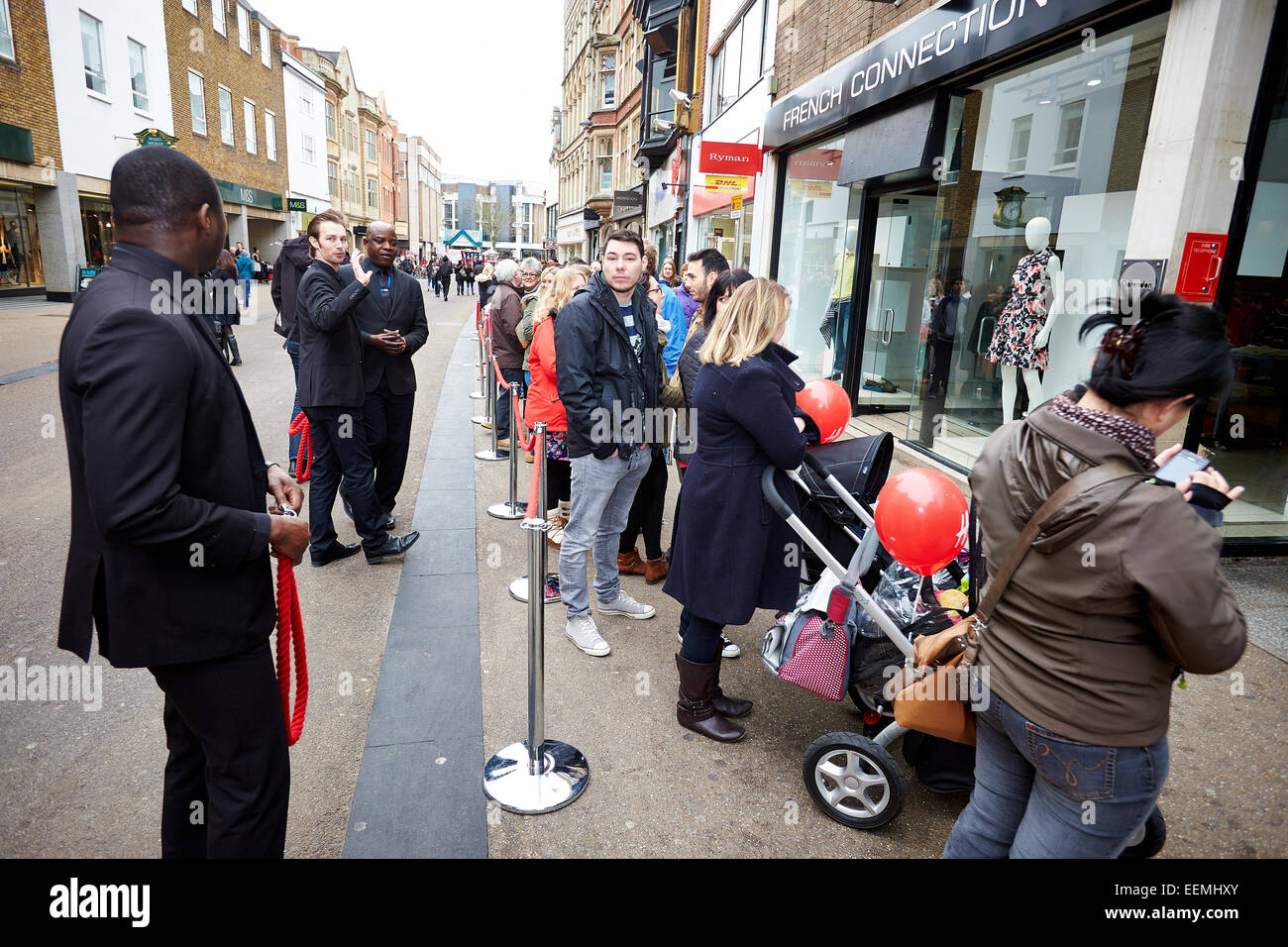 Security guards manage the queue for the opening of a new H&M store in the  Clarendon Centre, Oxford Stock Photo - Alamy