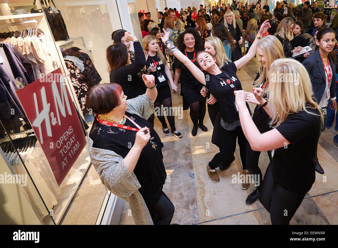 Staff members entertain the queue during the opening of a new H&M store in  the Clarendon Centre, Oxford Stock Photo - Alamy