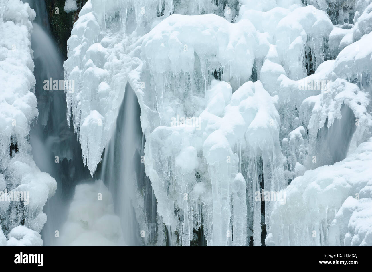 Eiszapfen an einem gefrorenen Wasserfall im Tal Atndalen, Hedmark Fylke, Norwegen, November 2011 Stock Photo