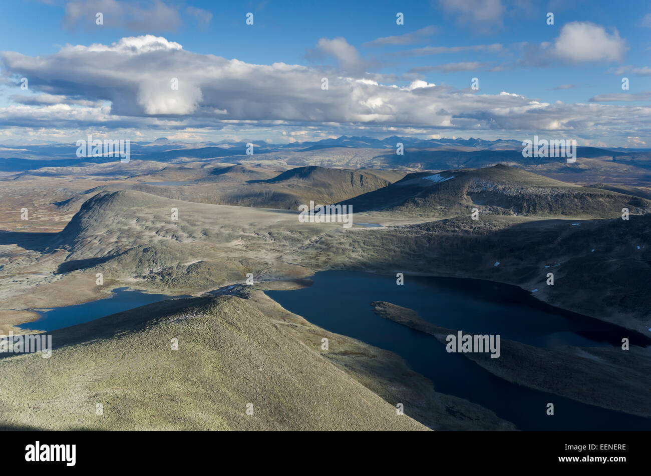 Blick vom Berg Storstyggesvanatinden ins Tal Svanadalen, Dovrefjell-Sunndalsfjella Nationalpark, in der Ferne Gipfel im Rondane Stock Photo