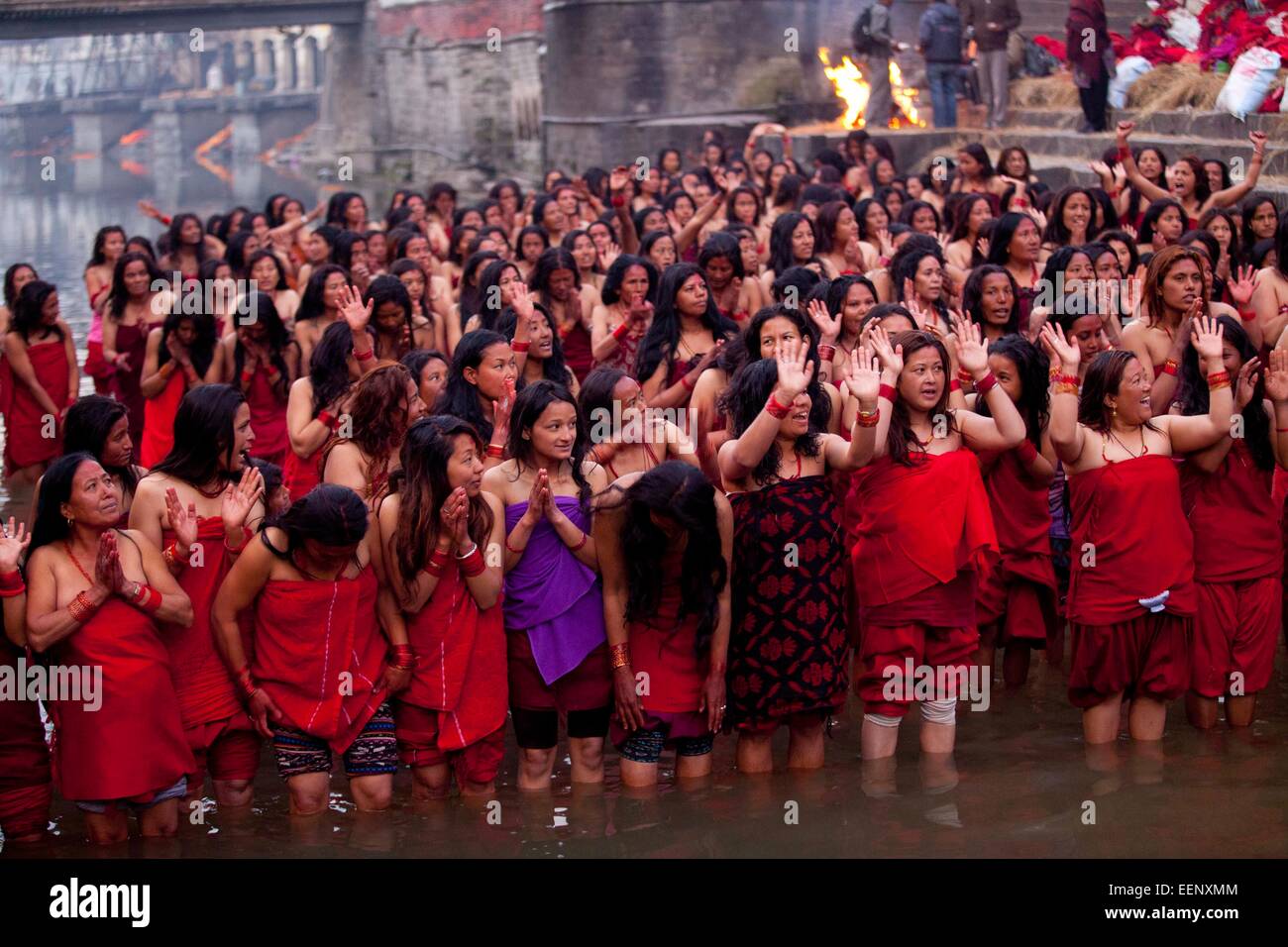Kathmandu, Nepal. 20th Jan, 2015. Nepalese Hindu women devotees pray before taking a holy dip in the Bagmati River during the Madhav Narayan festival at Pashupatinath in Kathmandu, Nepal, Jan. 20, 2015. Nepalese Hindu women observe a fast and pray to Goddess Swasthani for longevity of their husbands and family prosperity during the month-long festival. © Pratap Thapa/Xinhua/Alamy Live News Stock Photo