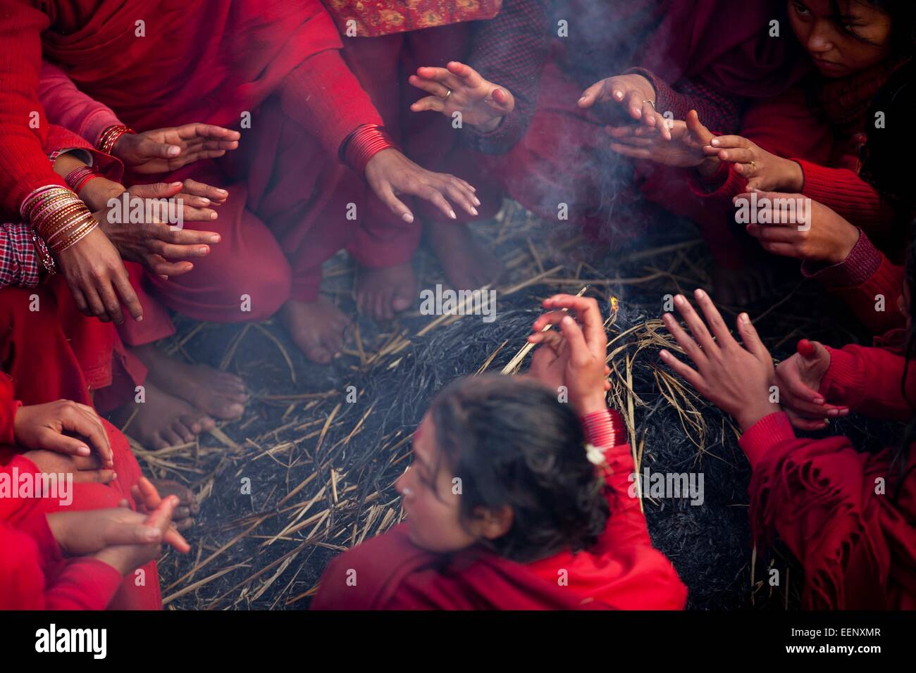 Kathmandu, Nepal. 20th Jan, 2015. Nepalese Hindu women devotees warm themselves after taking a holy dip in the Bagmati River during the Madhav Narayan festival at Pashupatinath in Kathmandu, Nepal, Jan. 20, 2015. Nepalese Hindu women observe a fast and pray to Goddess Swasthani for longevity of their husbands and family prosperity during the month-long festival. © Pratap Thapa/Xinhua/Alamy Live News Stock Photo