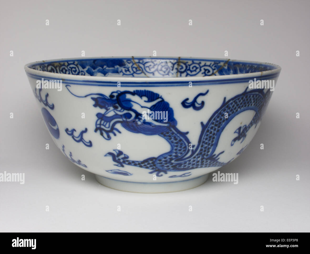 Chinese blue and white porcelain bowl painted dragon dry mark 
