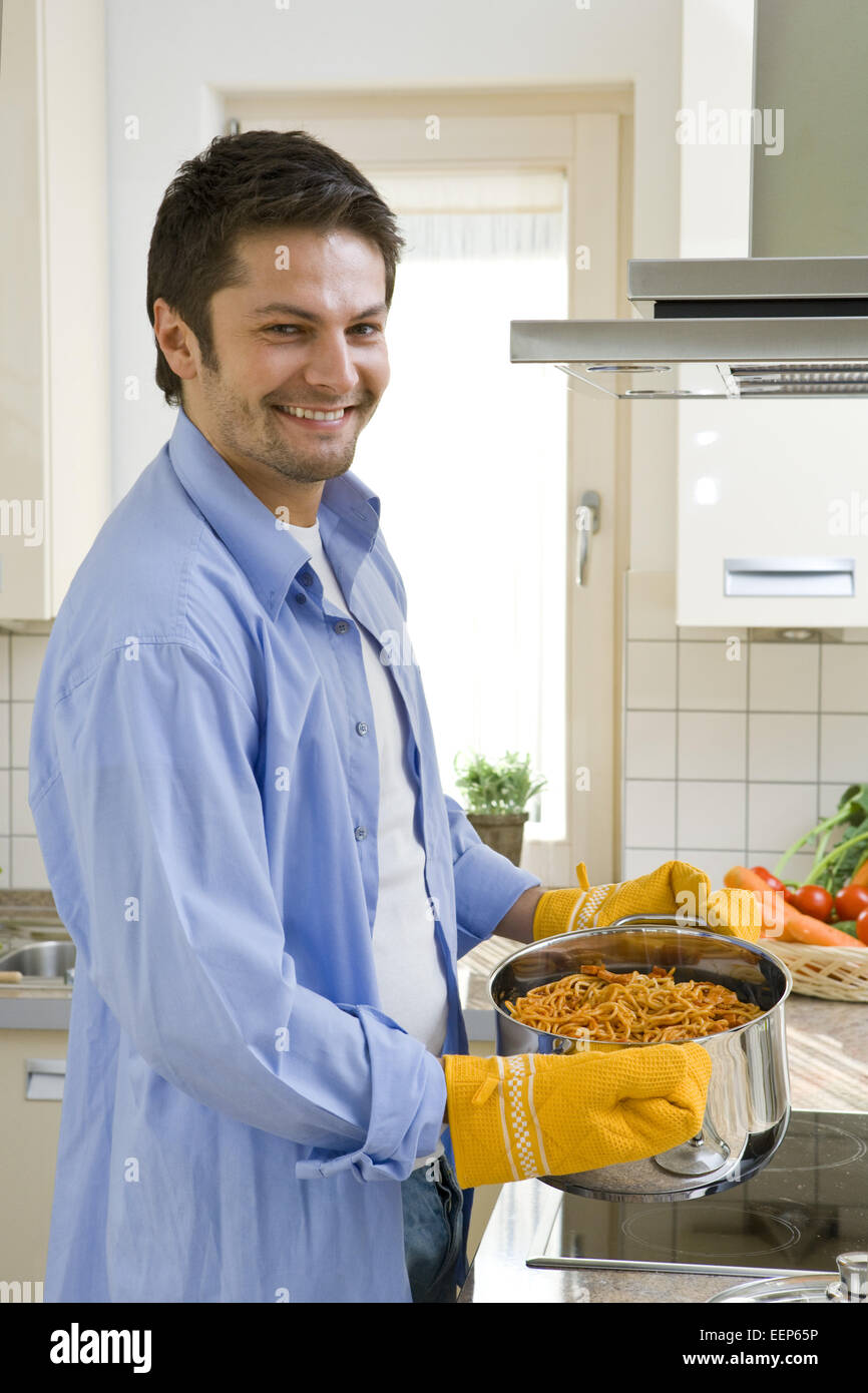 Mann Single 30 Jahre 30 40 Jahre Edelstahl Elektroherd Stock Photo Alamy