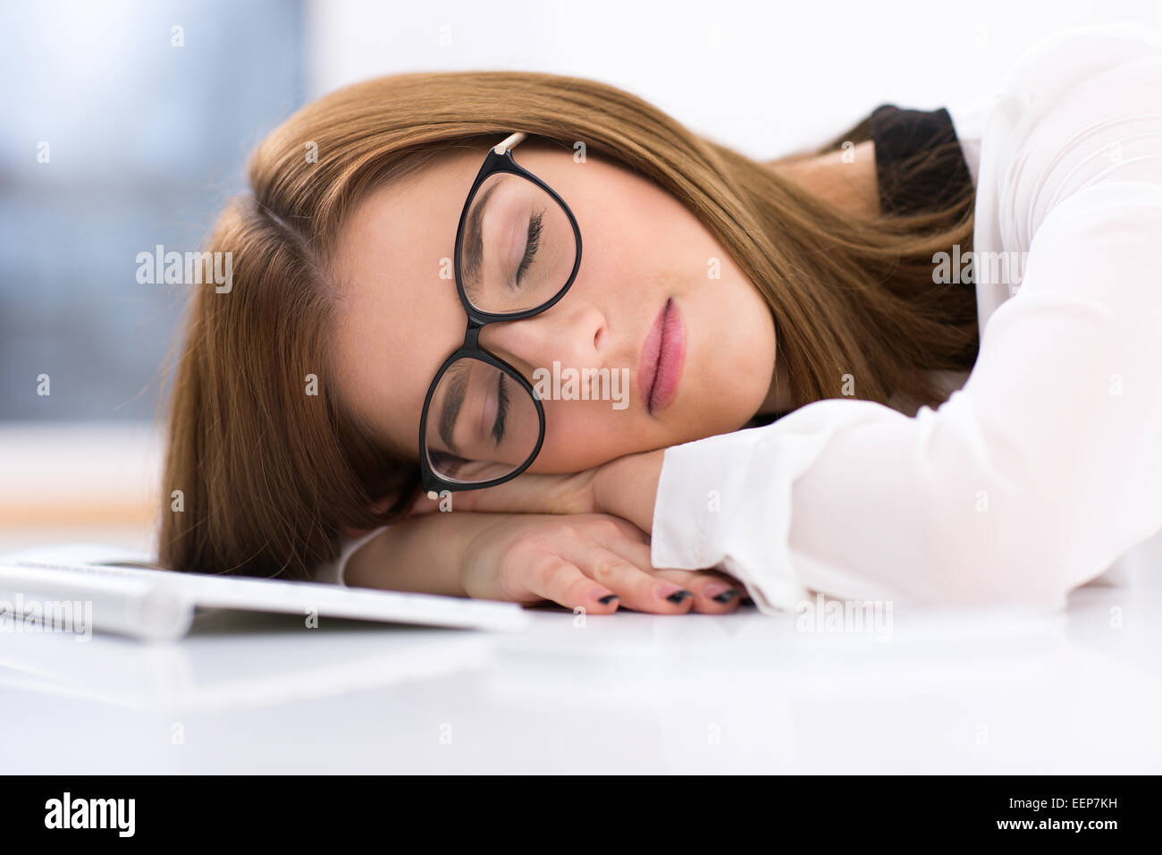 уснуть в очках. спать в очках. подушка для очкариков. усталость бессонница. дети читают.