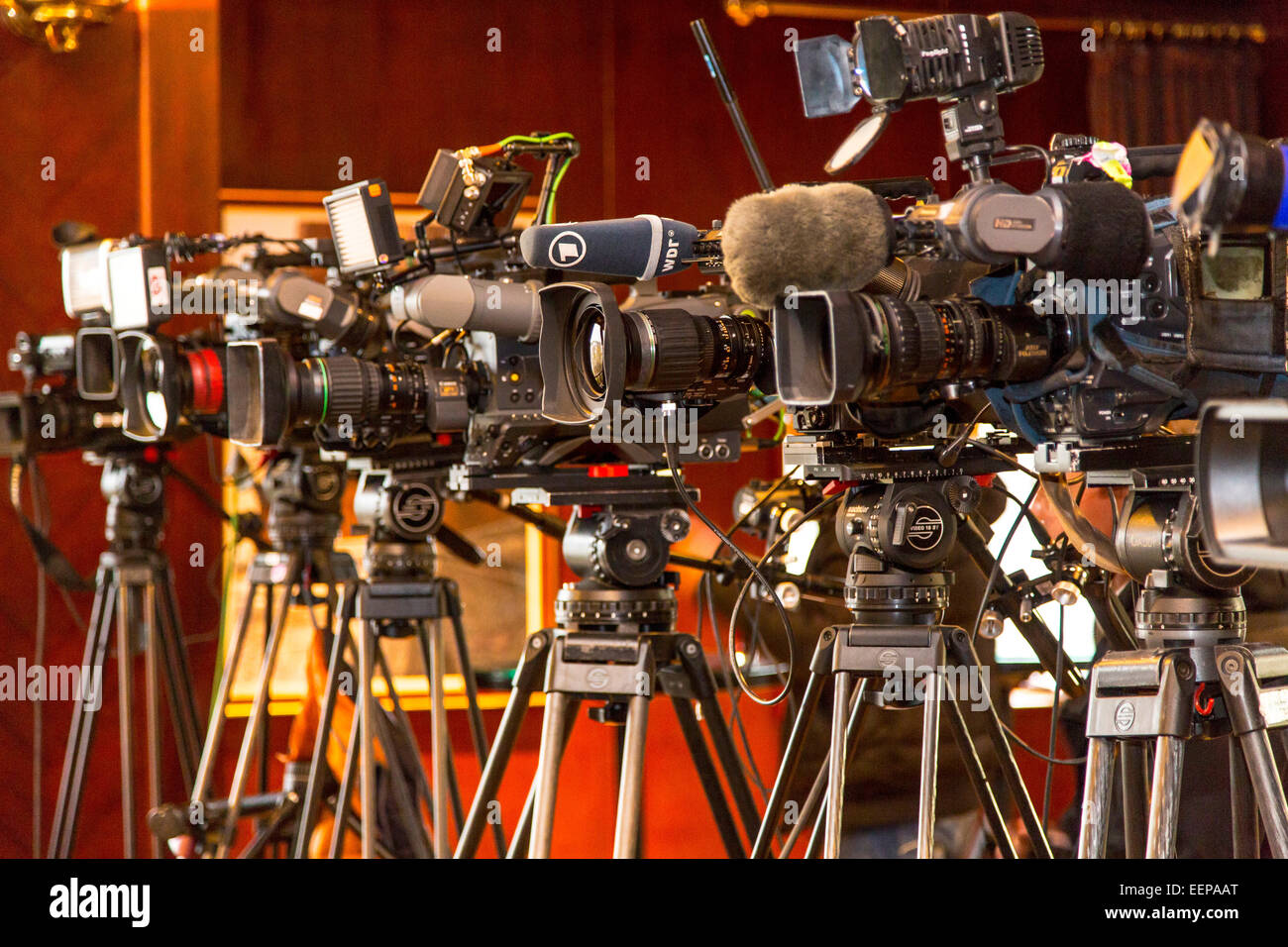 Media, TV cameras at a press conference Stock Photo Alamy