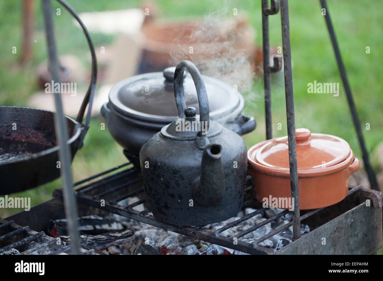 https://c8.alamy.com/comp/EEPAHM/campfire-cooking-using-traditional-medieval-methods-EEPAHM.jpg