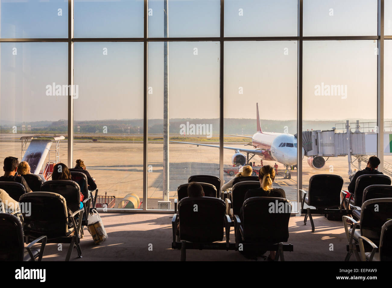 Sitting waiting crowd luggage hi-res stock photography and images - Alamy