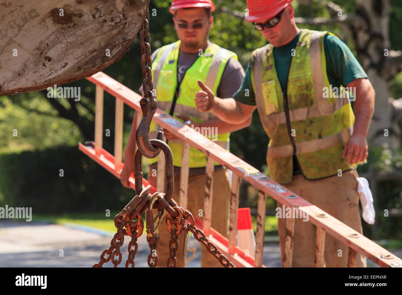 Machine Operator Sign Chain Construction workers signaling excavator operator lifting chain Stock ...