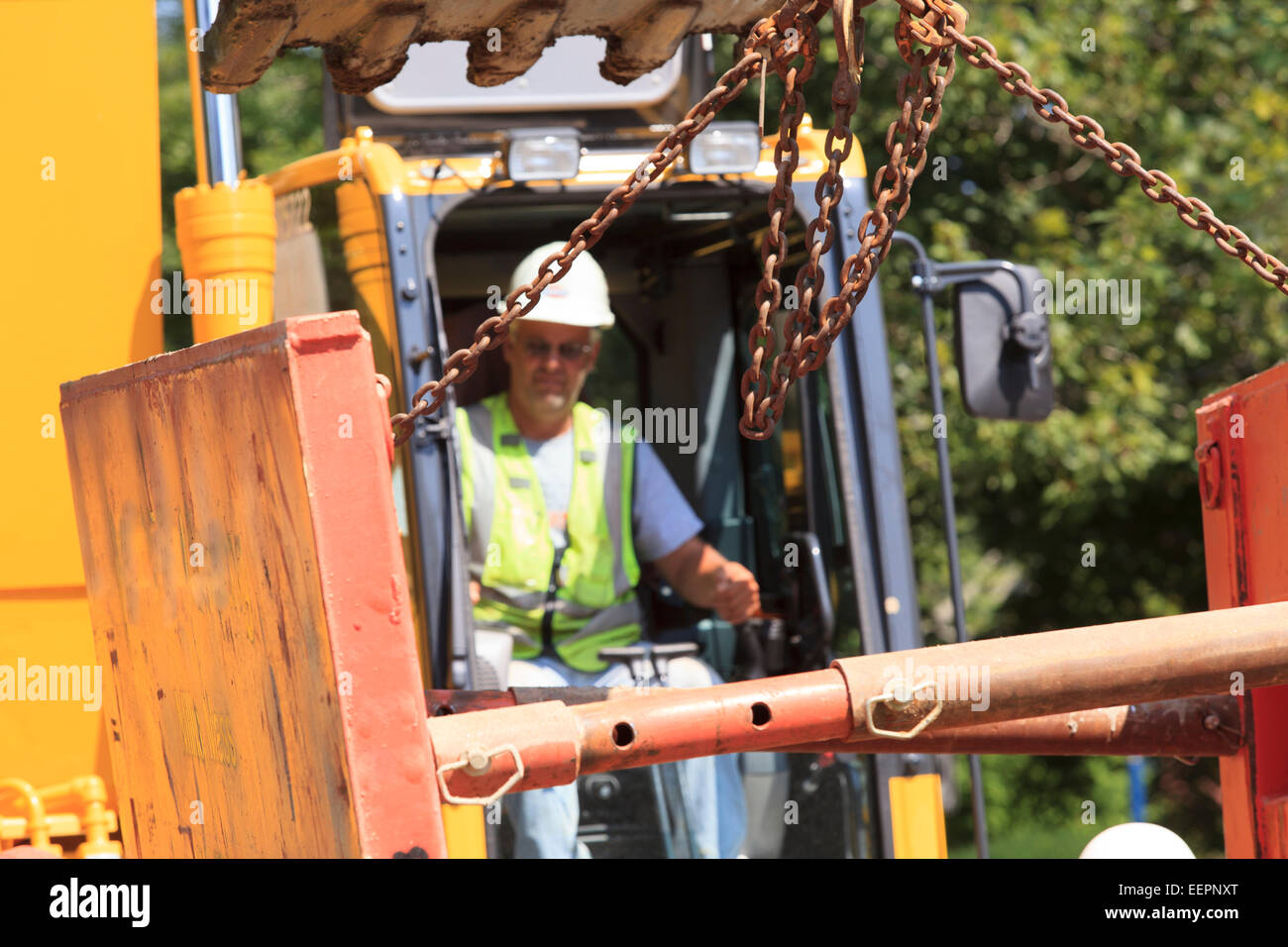 Excavator operator lifting shoring attached to bucket Stock Photo Alamy