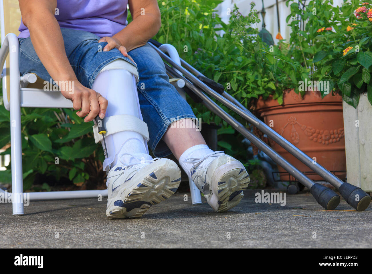 Female buckling knee orthosis or knee support brace after surgery on leg  19655550 Stock Photo at Vecteezy