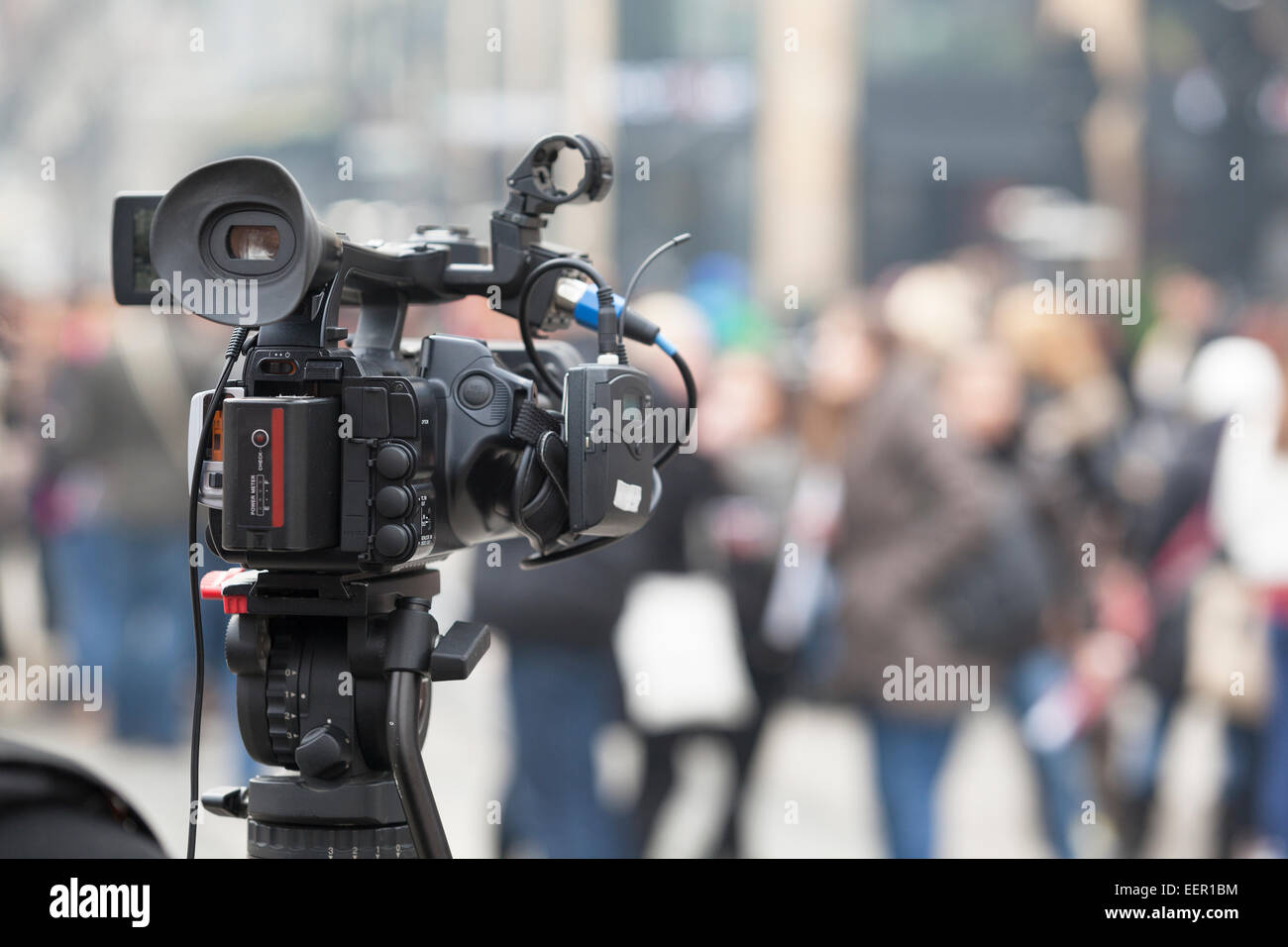 Tv news reporter action hi-res stock photography and images - Alamy