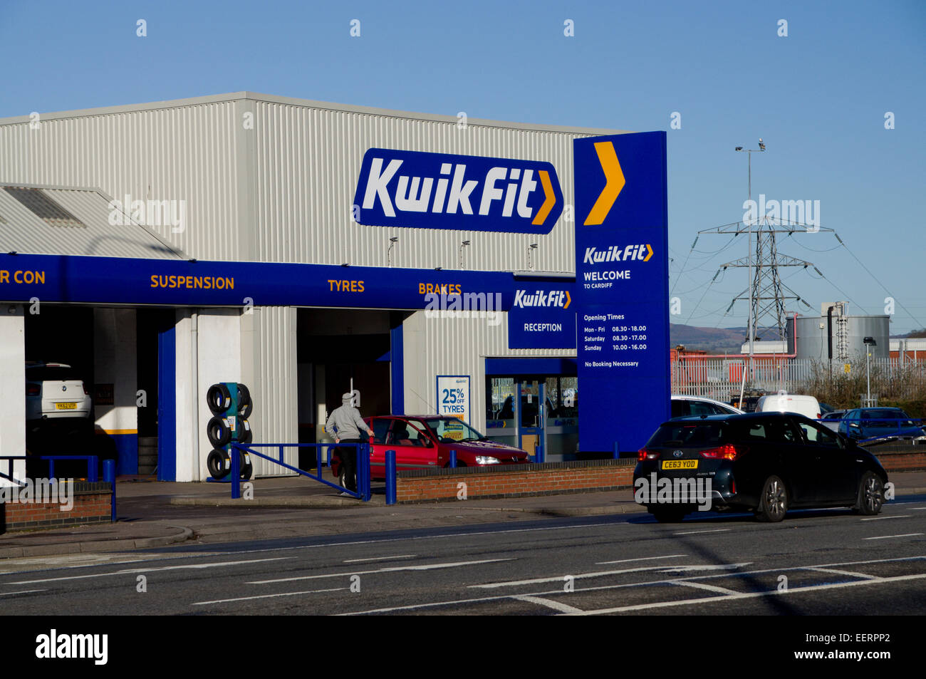 Kwik fit Reifen Reifen und Auspuff Mitte Zentrum Kette Autos Wartung Shop Autoreifen  Reifen uk Monteur Monteure Stockfotografie - Alamy