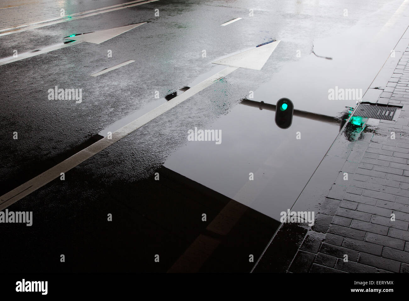Wet road reflections traffic lights hi-res stock photography and images ...