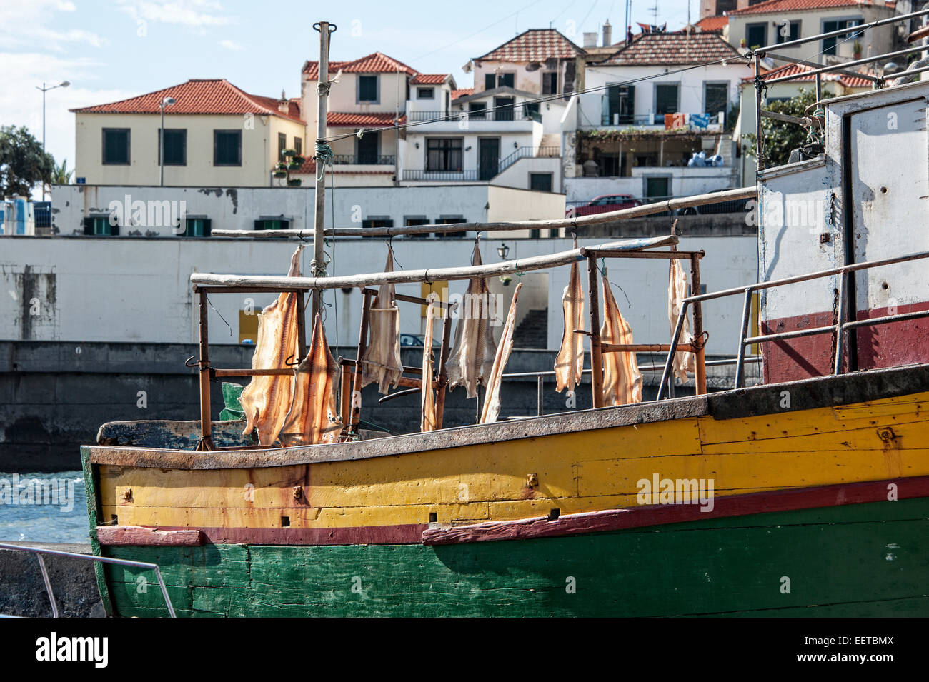 Reisen, Europa, Portugal, Madeira; Getrockneter Fisch, Stockfisch, Bacalhau auf einem Fischerboot im Hafen von Camara de Lobos. Stock Photo