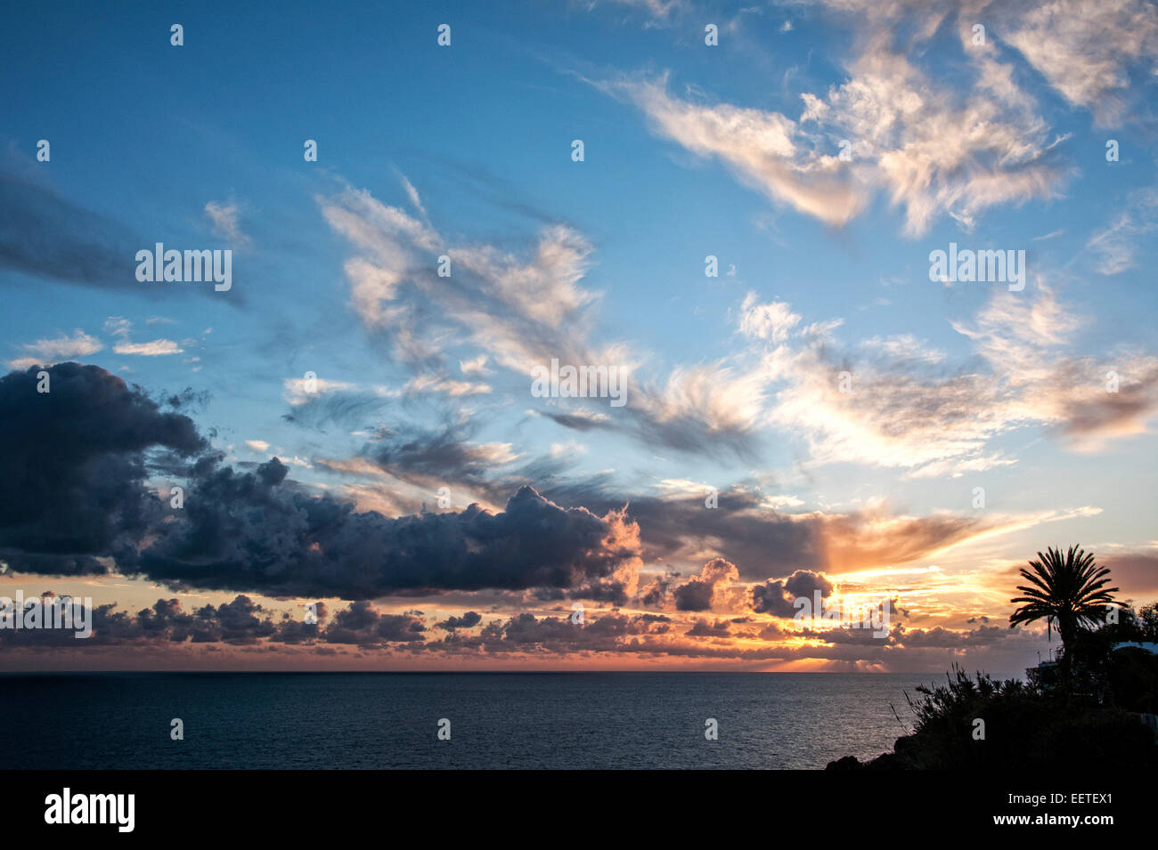 Reisen, Europa, Portugal, Madeira; Sonnenuntergang, dramatischer Abendhimmel in Funchal. Stock Photo