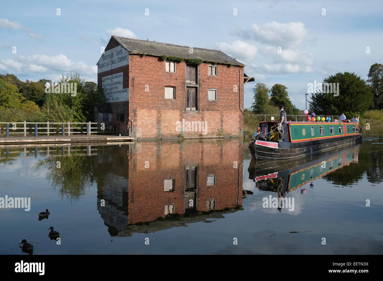 A narrowboat approaching the end of the Ellesmere Branch of the Llangollen Canal. Ellesmere, Shropshire, England. Stock Photo