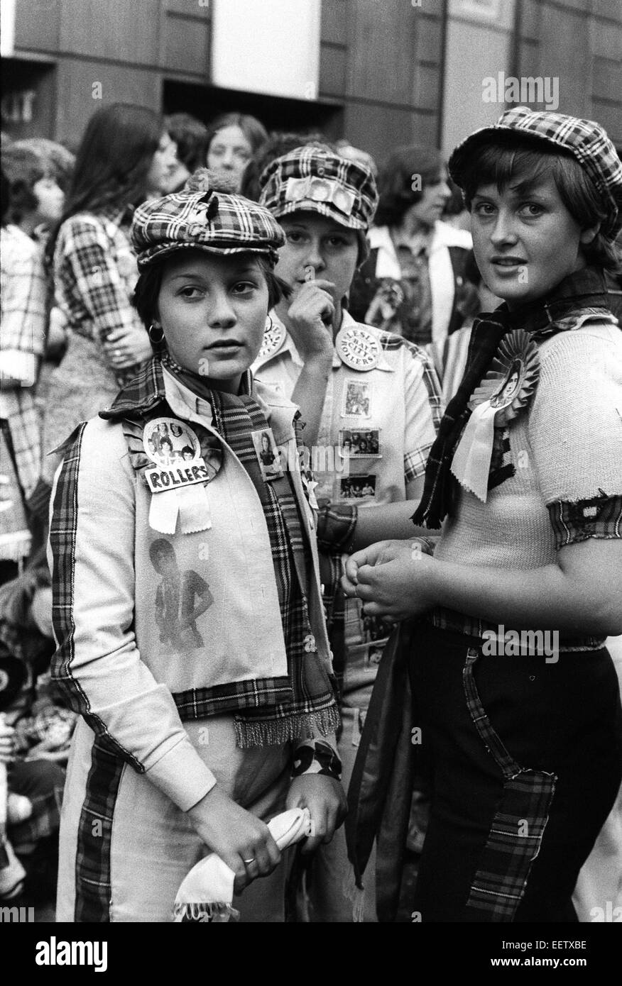 Young people outside London venue where the Bay City Rollers were playing in the 1976 Stock Photo