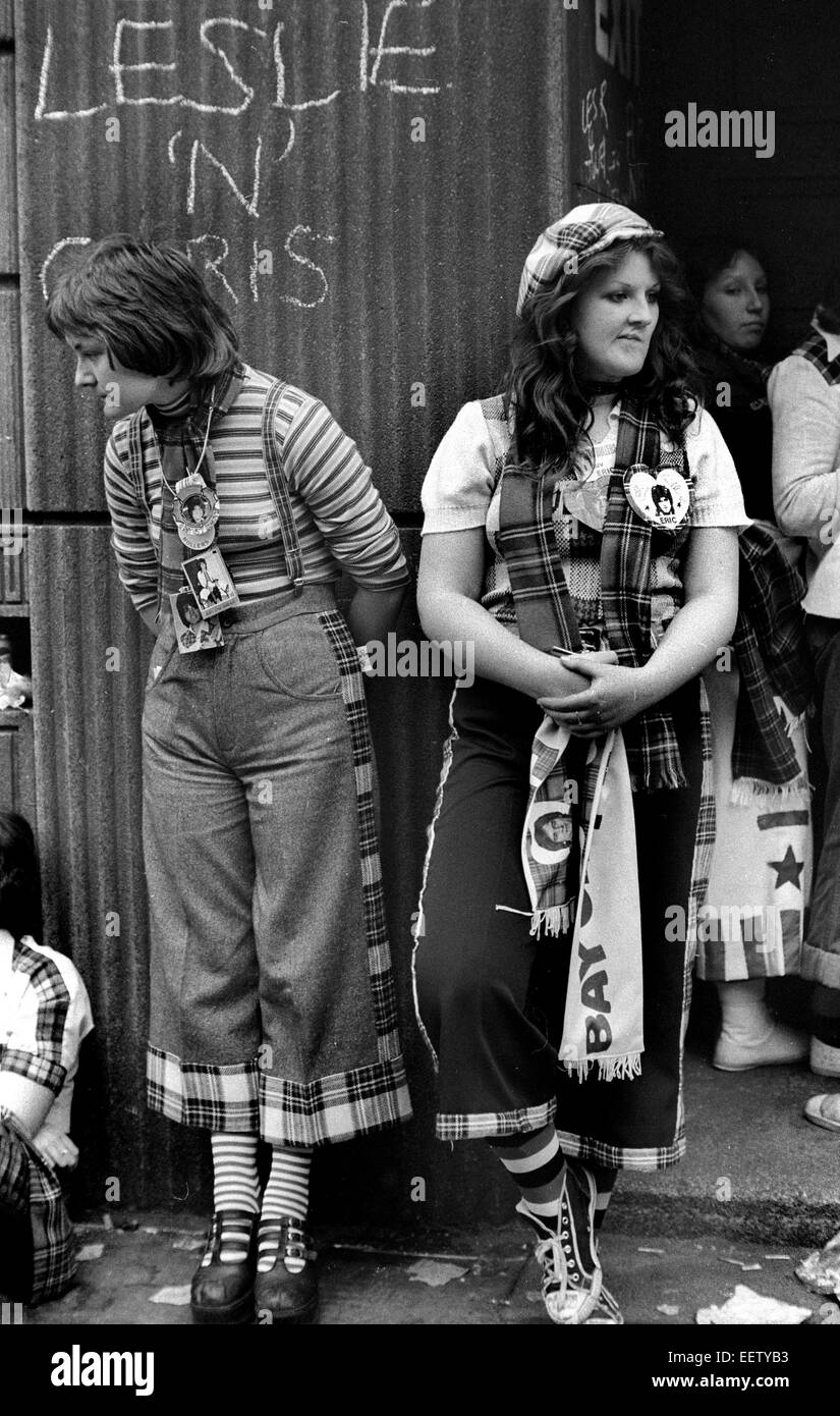 Young people outside London venue where the Bay City Rollers were playing in the 1976 Stock Photo