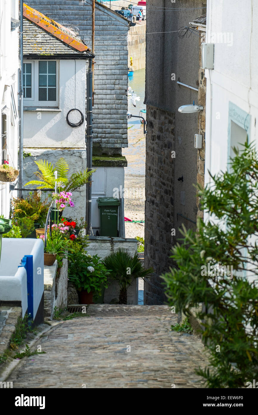 St Ives, Cornwall: Narrow street leading down to the Harbour Beach Stock Photo