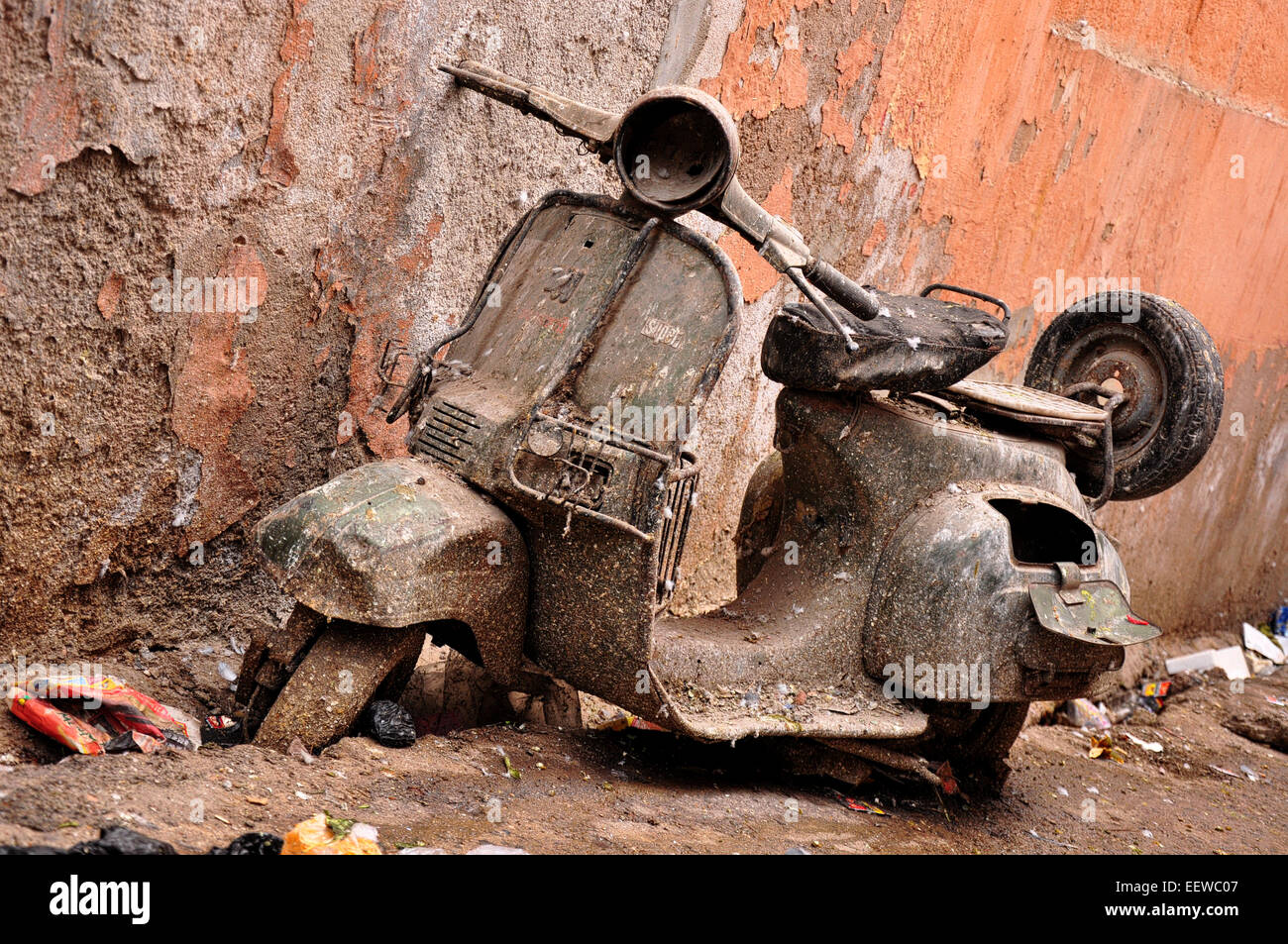 Old  rusty scooter motorbike  covered with pigeon droppings abandoned at a city sewer in Jodhpur, India Stock Photo