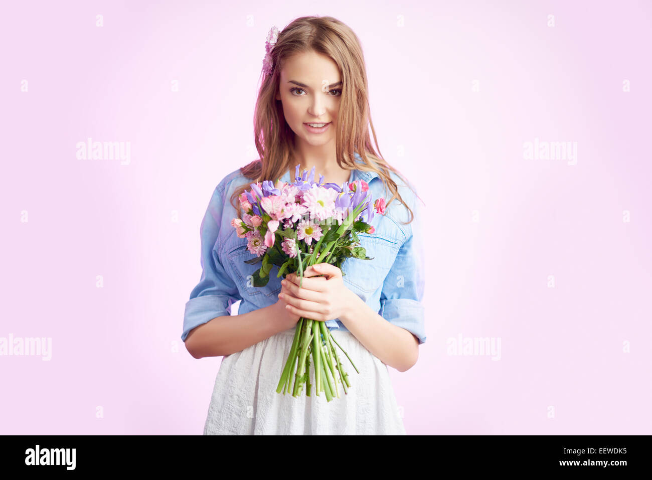Девушка держит цветы в руках