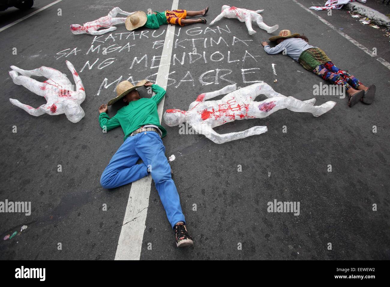 Manila, Philippines. 22nd Jan, 2015. Activists lie down on a street with human figures made up of packaging tape during a protest rally commemorating the Mendiola Massacre anniversary near the Malacanan Palace in Manila, the Philippines, Jan. 22, 2015. The farmers called for land reform and demanded justice for the 13 farmers who were killed 28 years ago. © Rouelle Umali/Xinhua/Alamy Live News Stock Photo