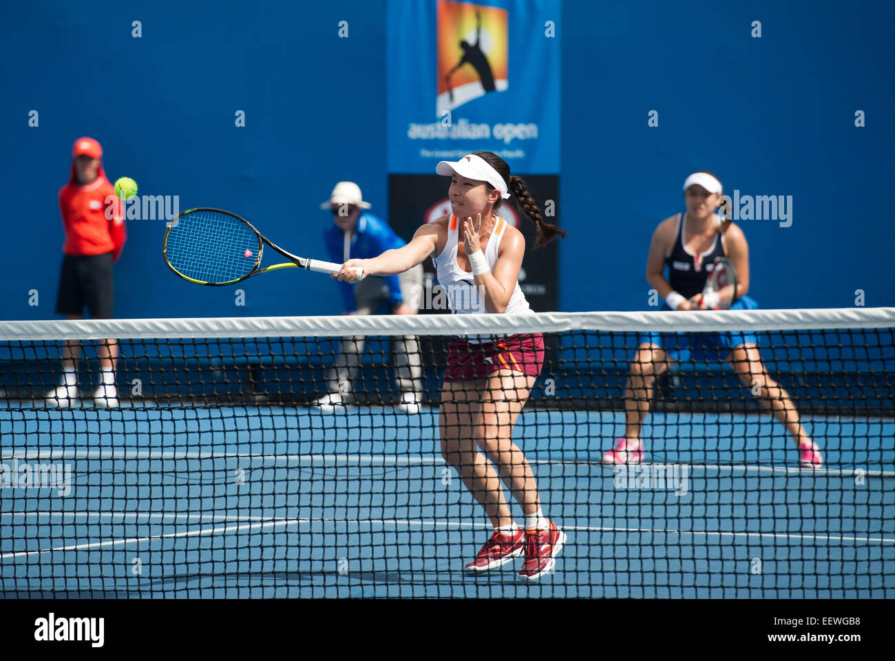(150122) -- MELBOURNE, Jan. 22, 2015 (Xinhua) -- Zheng Jie (Front) of China and Yung-Jan Chan of Chinese Taipei compete during their women's doubles first round match against Klara Koukalova of the Czech Republic and Stefanie Voegele of Switzerland at the Australian Open tennis tournament in Melbourne, Australia, Jan. 22, 2015. Zheng Jie and Yung-Jan Chan won 2-0. (Xinhua/Bai Xue) Stock Photo
