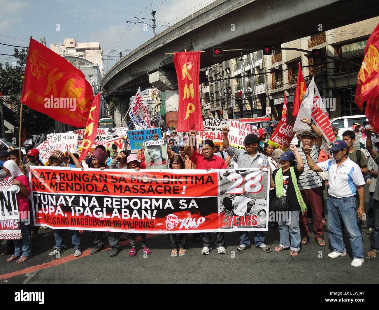 Protesters from the militant Kilusang Magbubukid ng Pilipinas (Peasant Movement of the Philippines) arrive at Mendiola bridge as they commemorate the 28th anniversary of the Mendiola Massacre that occured under the administration of President Benigno Aquino III's mother, former President Corazon Aquino, where thirteen farmers were killed. Anakpawis Partylist representative Fernando Hicap has filed a bill at Congress proposing to declare January 22, the anniversary of the Mendiola Massacre, a special holiday called 'Farmer's Day.' © Richard James Mendoza/Pacific Press/Alamy Live News Stock Photo