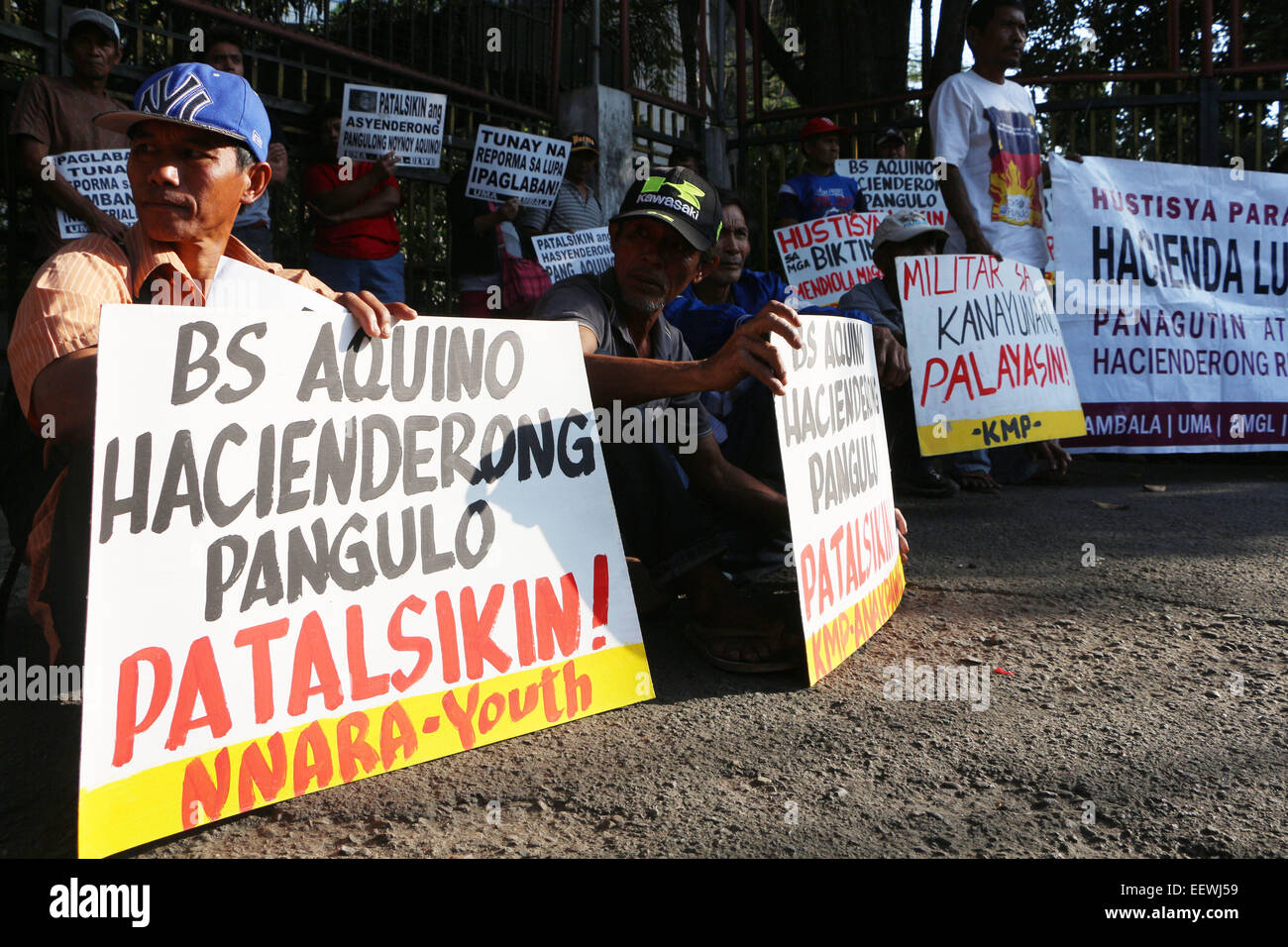 Peasant groups protest in front of Department of Agrarian (DAR) in Quezon City lead by Kilusang Magbubukid ng Pilipinas (KMP) to commemorate the 28th Anniversary of Mendiola Massacre, calling for 13 farmers victims' justice that happened under the administration of late President Corazon Aquino. © Gregorio B. Dantes Jr./Pacific Press/Alamy Live News Stock Photo