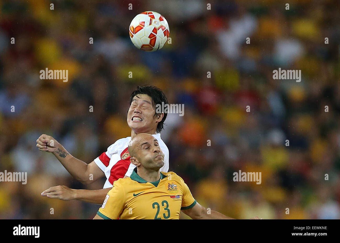 (150122) -- BRISBANE, Jan. 22, 2015(Xinhua) -- China's Cai Huikang (C) heads for the ball with Australia's Mark Bresciano during the quarterfinal match at the 2015 AFC Asian Cup in Brisbane, Australia, Jan. 22, 2015. (Xinhua/Cao Can) Stock Photo