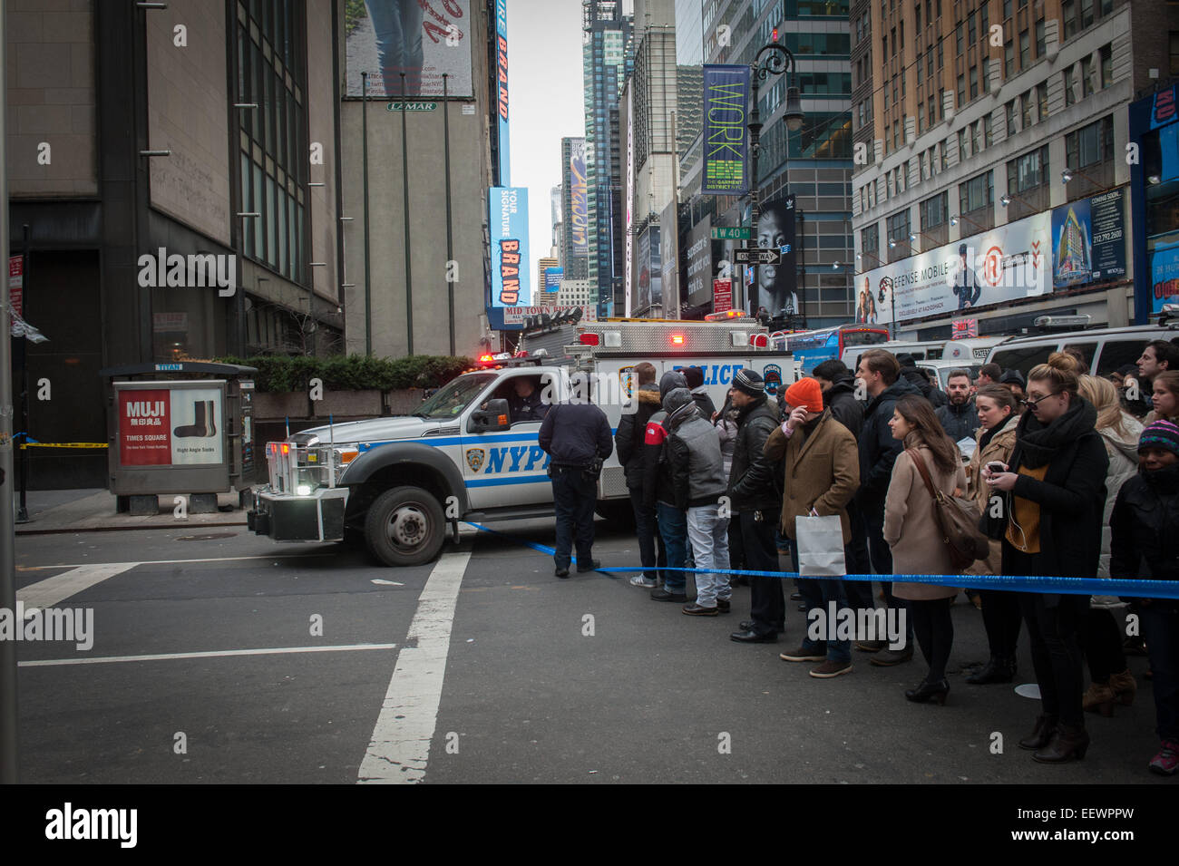 Manhattan, New York, USA. 21st Jan, 2015. NYPD ESU Unit arrives as police investigate the scene of last night's fatal stabbing on West 40th Street between 7th and 8th Avenues, Wed., Jan. 21, 2015. © Bryan Smith/ZUMA Wire/Alamy Live News Stock Photo