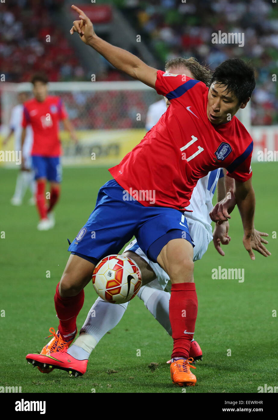 Melbourne, Australia. 22nd January, 2015. South Korea's Lee Keun Ho fights for the ball during the quarterfinal match against Uzbekistan at the 2015 AFC Asian Cup in Melbourne, Australia, Jan. 22, 2015. South Korea won 2-0 in extra time to reach the semifinals at the AFC Asian Cup. Credit:  Xinhua/Alamy Live News Stock Photo