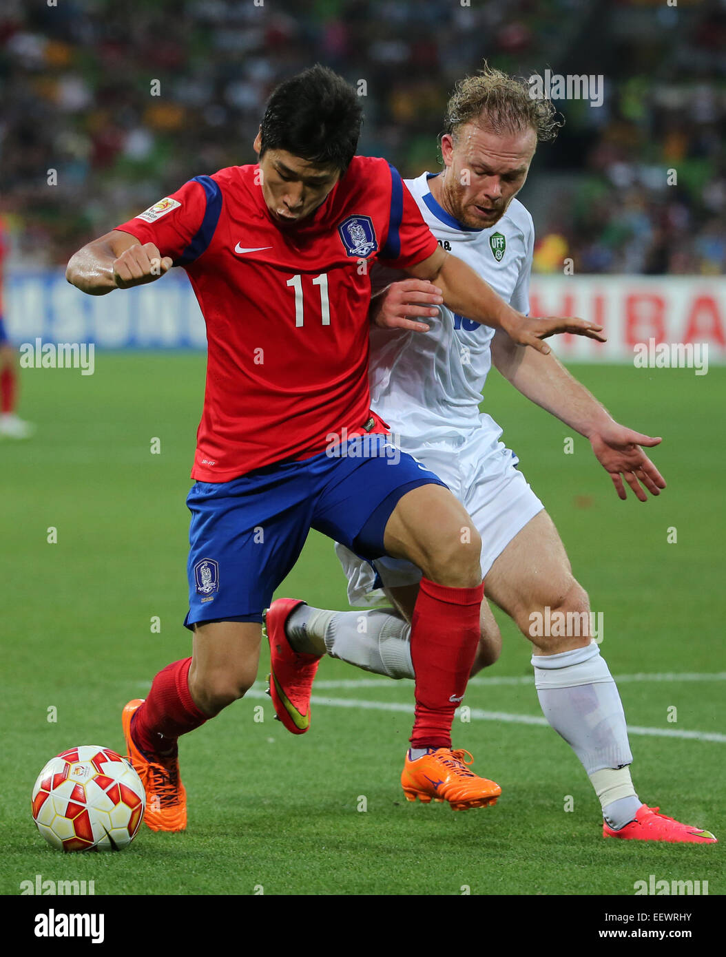 Melbourne, Australia. 22nd January, 2015. South Korea's Lee Keun Ho (L) fights for the ball during the quarterfinal match against Uzbekistan at the 2015 AFC Asian Cup in Melbourne, Australia, Jan. 22, 2015. South Korea won 2-0 in extra time to reach the semifinals at the AFC Asian Cup. Credit:  Xinhua/Alamy Live News Stock Photo
