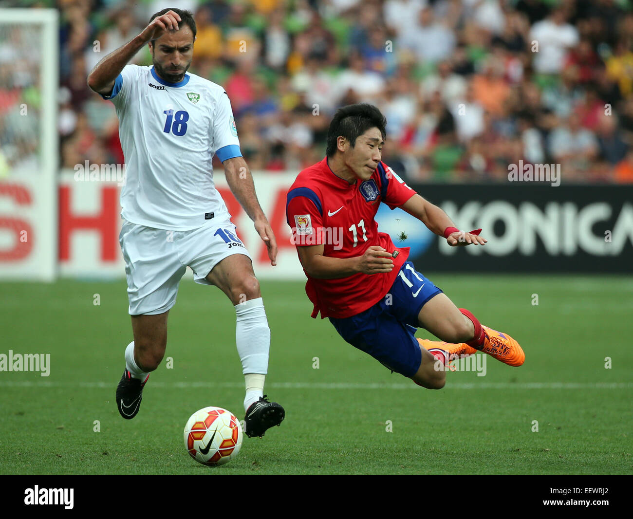 Melbourne, Australia. 22nd January, 2015. South Korea's Lee Keun Ho (R) fights for the ball with Uzbekistan's Timur Kapadze during the quarterfinal match at the 2015 AFC Asian Cup in Melbourne, Australia, Jan. 22, 2015. South Korea won 2-0 in extra time to reach the semifinals at the AFC Asian Cup. Credit:  Xinhua/Alamy Live News Stock Photo