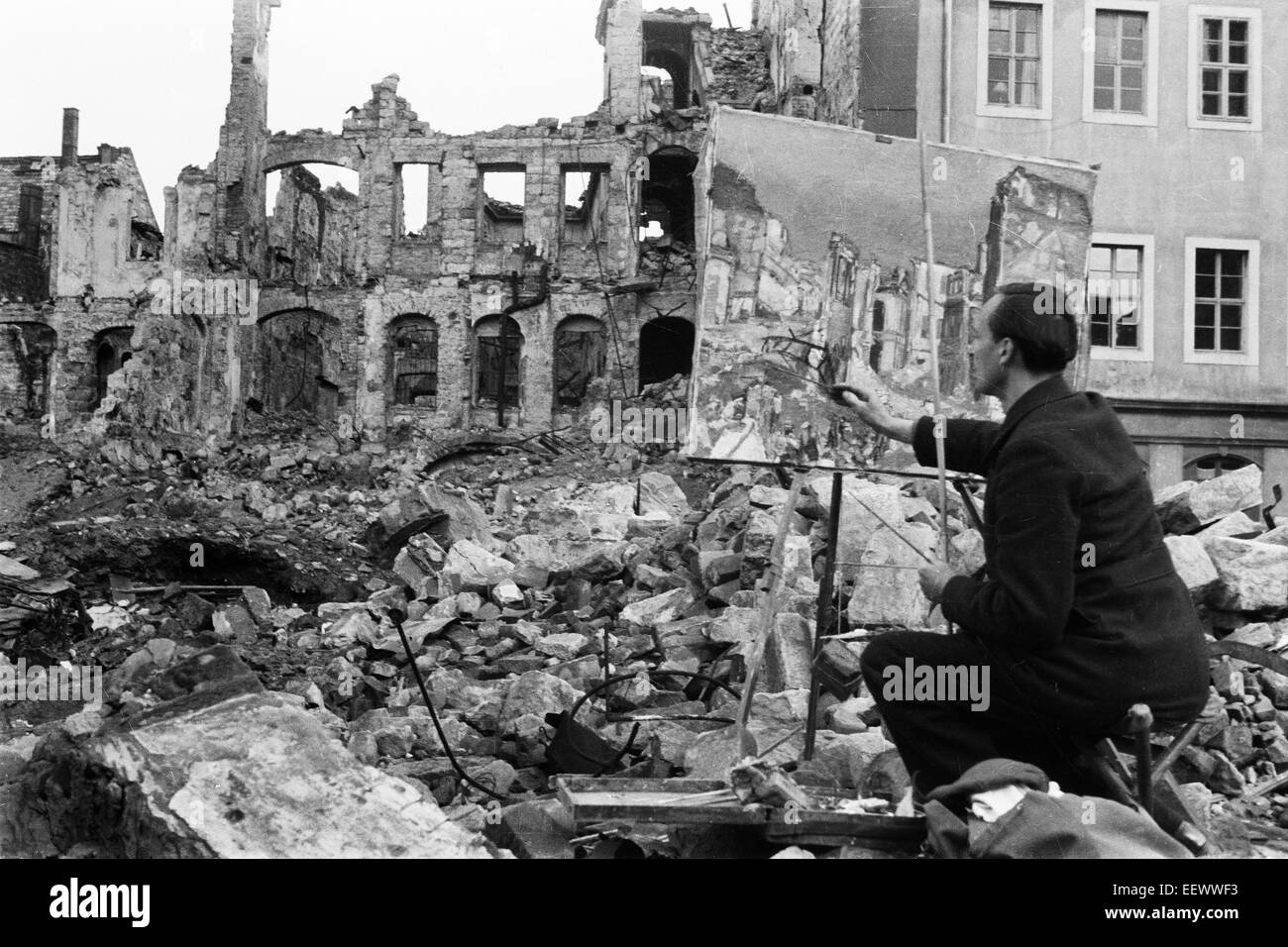 The photo by famous photographer Richard Peter sen. shows the painter Theodor Rosenhauer in the midst of ruins in Dresden working on his oil painting 'View of the Japanese Palace after the Bombing'. The photo was taken after 17 September 1945. Especially the Allied air raids between 13 and 14 February 1945 led to extensive destructions of the city. Photo: Deutsche Fotothek/Richard Peter sen. - NO WIRE Stock Photo
