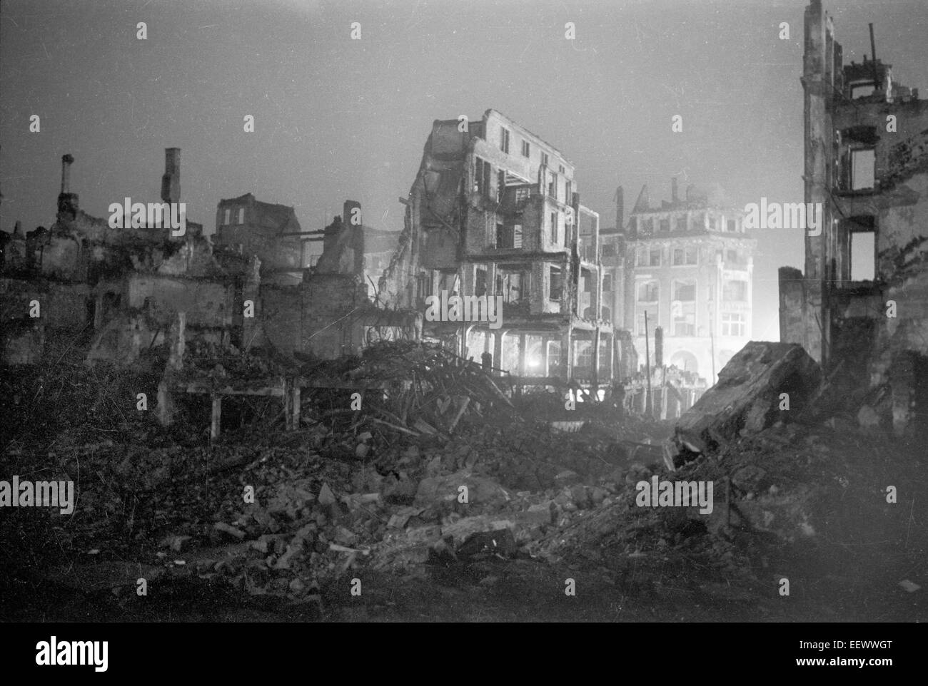 The photo by famous photographer Richard Peter sen. shows the first streetlights at the Postplatz (post office square) in Dresden. The photo was taken in November 1945. Especially the Allied air raids between 13 and 14 February 1945 led to extensive destructions of the city. Photo: Deutsche Fotothek/Richard Peter sen. - NO WIRE SERVICE Stock Photo