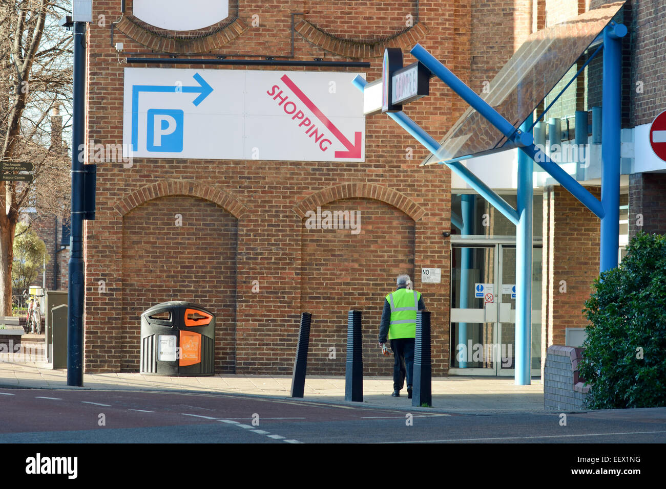 Parking and shopping sign with arrows in Bedford town centre, Bedfordshire, England Stock Photo