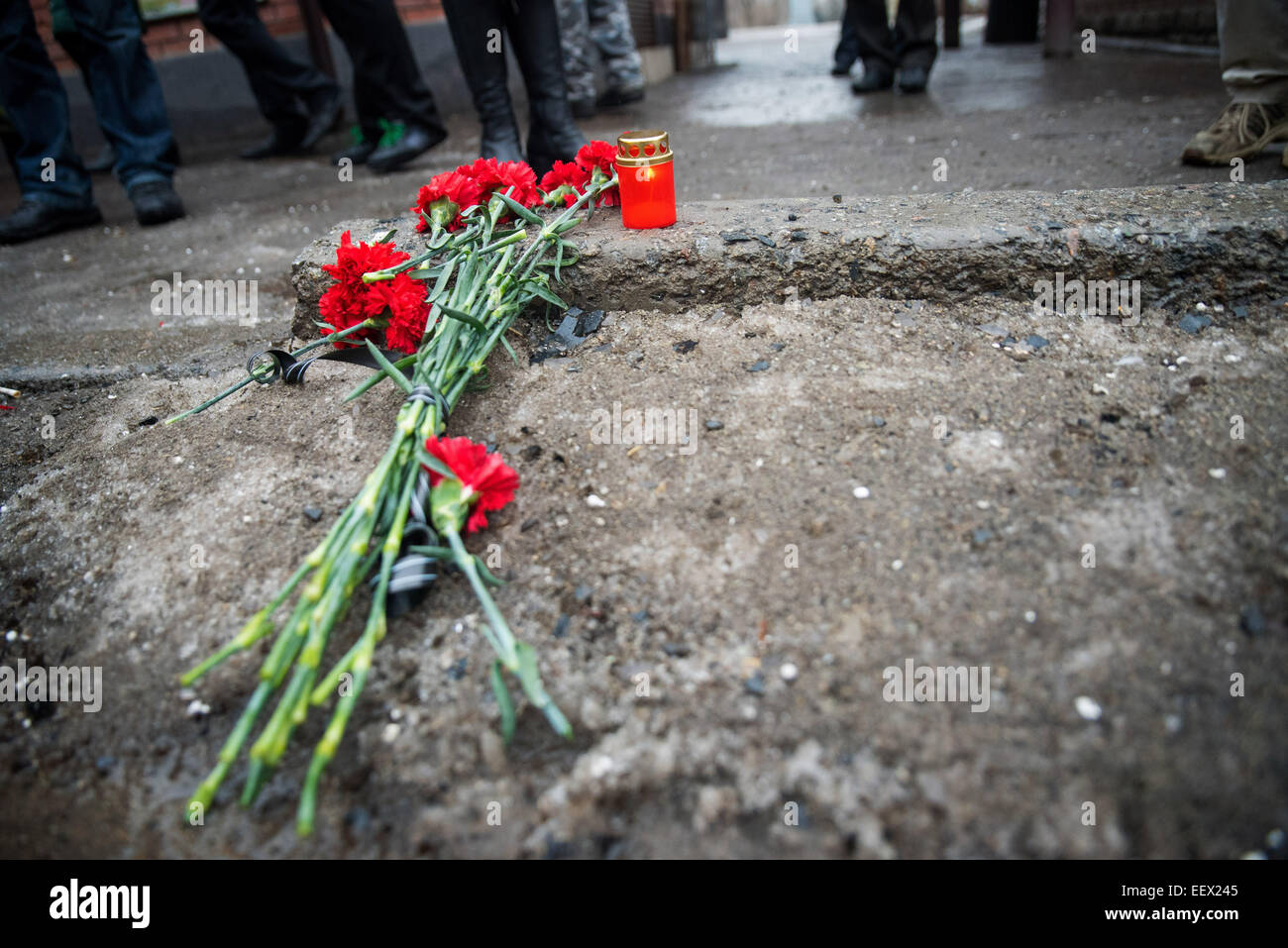 Flowers left for those killed in a mortar attack at a Donetsk bus station, 22 January 2015. A bus at the station was hit with shrapnel and unconfirmed reports say that 13 people were killed and up to 20 wounded. The DNR government has blamed pro-Ukrainian partisans for the attack. Photo: James Sprankle/dpa (zu dpa 'Tote und Verletzte bei Granateneinschlag an Haltestelle in Donezk' am 22.01.2015) Stock Photo