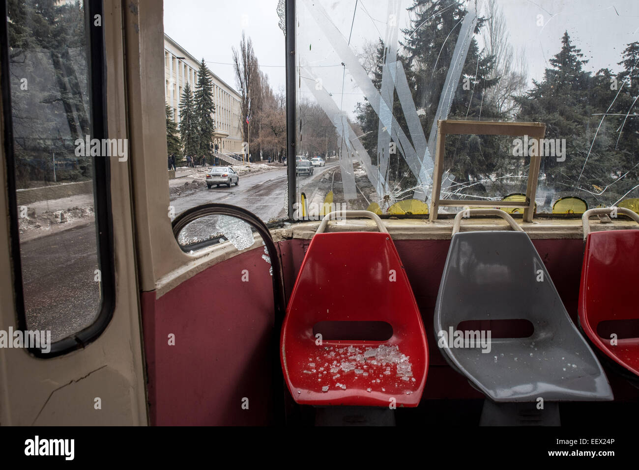 The shattered window of a trolly that was hit by mortar fire this morning in Donetsk, 22 January 2015. The DNR government has blamed pro-Ukrainian partisans for the attack. Unconfirmed reports claim that as many as 13 people died and up to 20 were wounded. Photo: James Sprankle/dpa (zu dpa 'Tote und Verletzte bei Granateneinschlag an Haltestelle in Donezk' am 22.01.2015) Stock Photo