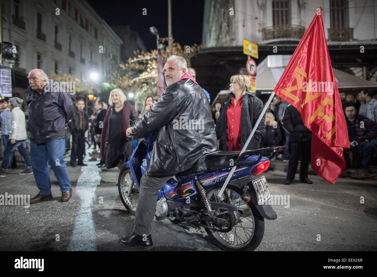 A supporter of he radical left main opposition party SYRIZA is seen with a red flag on his motorbike prior to the last preelection rally of the Alexis Tsipras, in Athens, 22 January 2015. Greece's leftist, anti-austerity Syriza party has widened its lead at the top for the 25 January 2015 elections. Michael Kappeler/dpa (zu dpa "Vor griechischer Schicksalswahl Linkspartei deutlich vorn" am 22.01.2015) Stock Photo