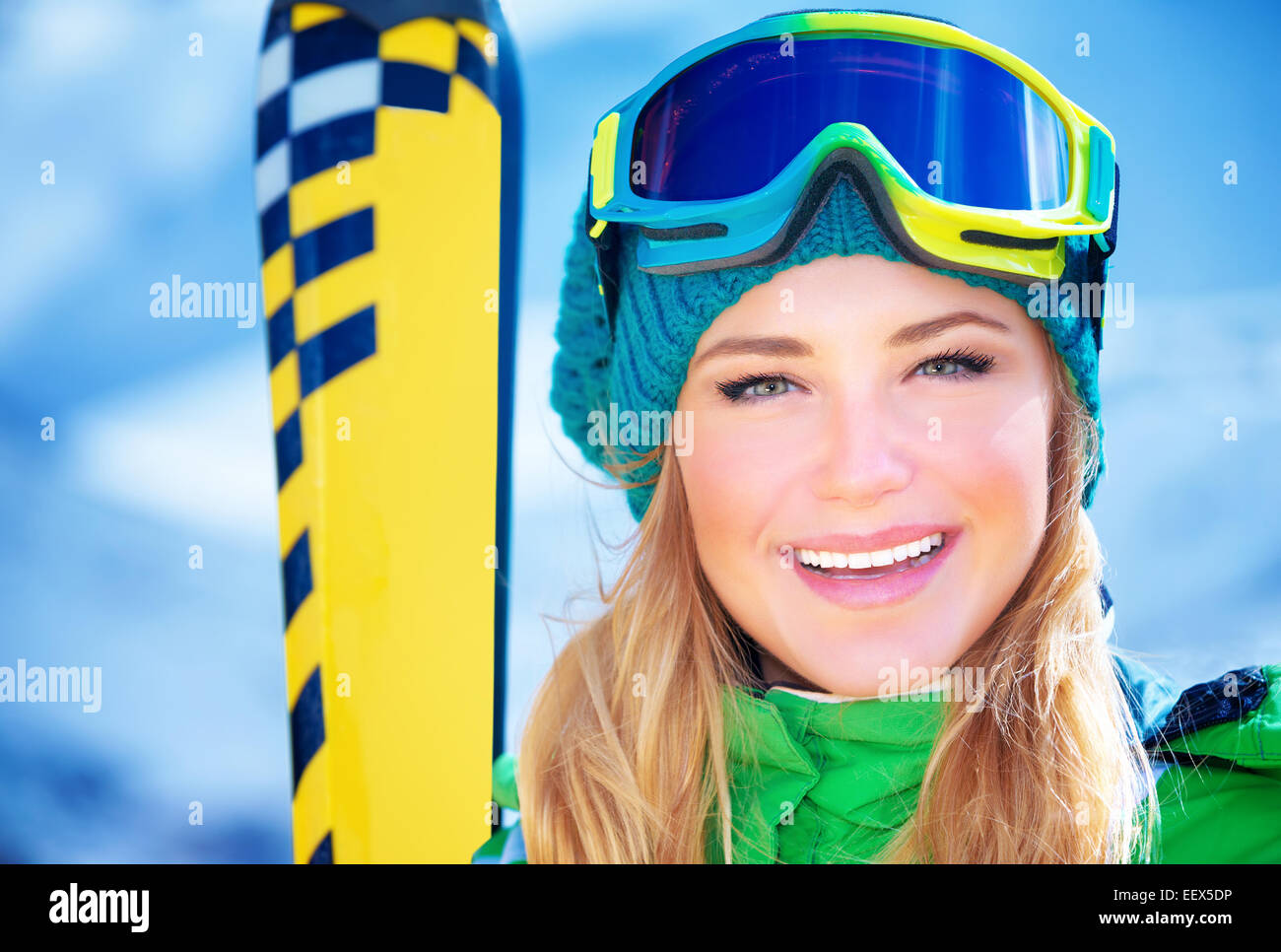 Woman wearing ski goggles fotografías e imágenes de alta resolución - Alamy