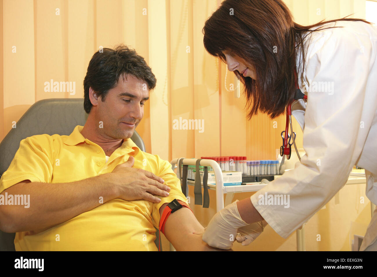 30-35 Jahre, 30-40 Jahre, Arzt, Aerztin, Krankenschwester, Mann, Patient, Blutprobe, entnehmen, nehmen, Entnahme, Beruf, Dunkelh Stock Photo