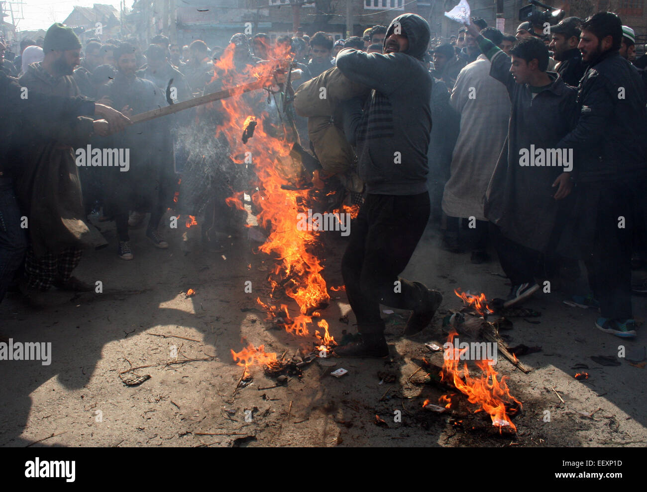 Srinagar, Indian Administered Kashmir:23January Kashmiri muslims burn the effigy of Publishers Charlie Hebdo during a protest against caricatures published in French magazine Charlie Hebdo, in Srinagar Friday, Businesses and shops have closed in Kashmir in a daylong strike called by separatists and religious parties protesting the publication of a caricature of Prophet Muhammad in the latest issue of French satirical weekly Charlie Hebdo. Credit: Sofi Suhail/Alamy Live News Stock Photo