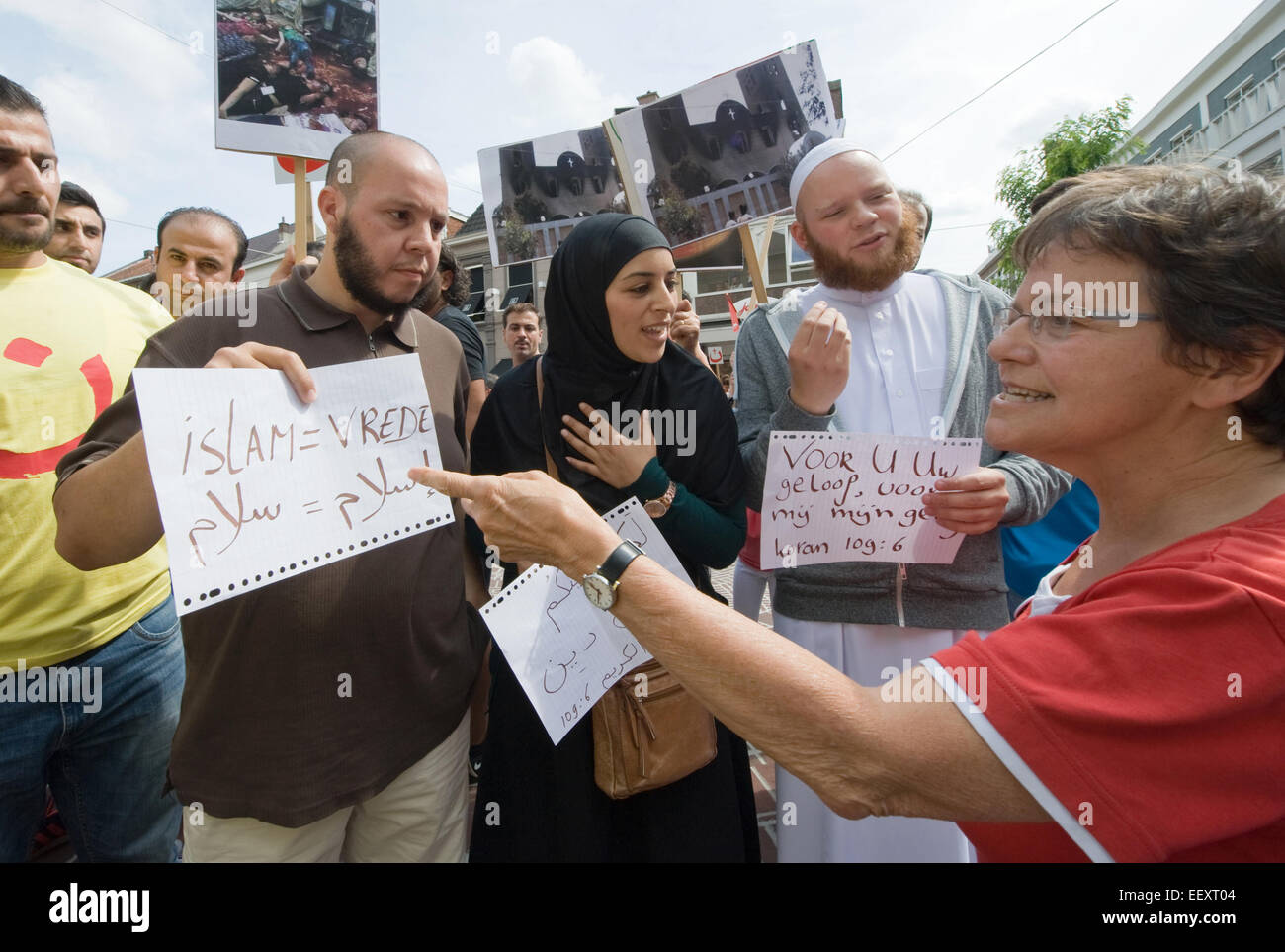 Discussion with muslims during a demonstration organized by suryoye christians against the slaughter of christians in Irak Stock Photo